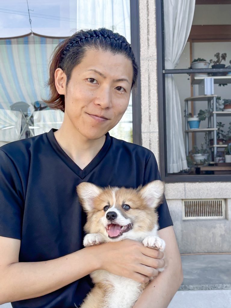 オーナーが犬を抱っこしている